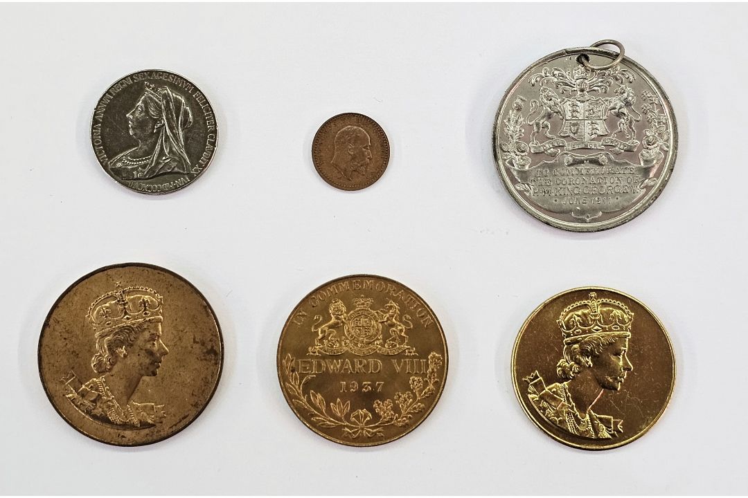 GB medals: Six royal commemorative medals QV-QEII including silver QV diamond jubilee and KEVIII for - Image 2 of 2