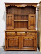 Oak Welsh-style dresser in the 18th century manner, the back with an arrangement of two plate