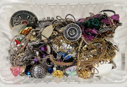 Mixed lot of jewellery including Victorian silver horse shoe brooch, another Victorian silver