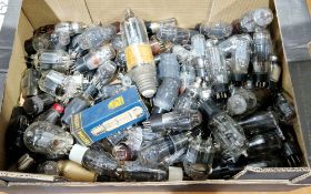 Quantity of loose electronic tube valves including CV490, KB1E, Haltron CV2666, CV1072, Osram