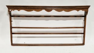 18th/19th century oak plate rack, the moulded cornice with shaped frieze, two plate shelves with two