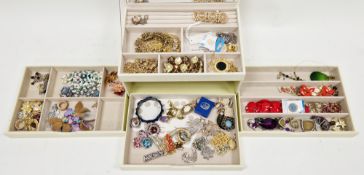 Cream leather-effect jewellery box containing a quantity of costume jewellery including brooches,