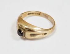 9ct yellow gold and garnet ring, the round mixed cut almandine garnet claw set on broad fluted