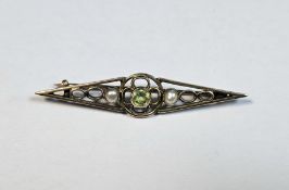 Edwardian 9ct gold, peridot and pearl mounted bar brooch of lozenge form, stamped 9ct, approximate