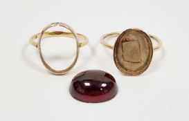 Cherry amber and yellow metal ring, the oval cabochon cherry amber head approximately 1.7cm long,