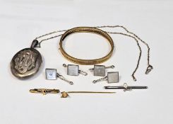 Collection of jewellery including 9ct yellow bar brooch set with a heart, 9ct white gold bar