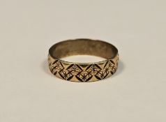 18ct yellow gold wedding band with engraved design, size M, approximate weight 2.6 grams