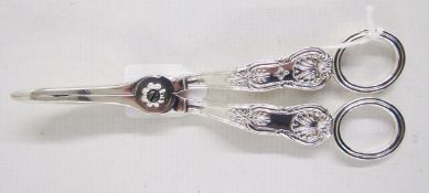 Pair of George IV silver grape scissors, hallmarked London 1827, by WE, 17cm long, 65.4/2.1ozt