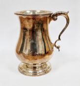 Silver tankard, London 1959, Israel Freeman & Son Ltd, of plain baluster form with a leaf capped
