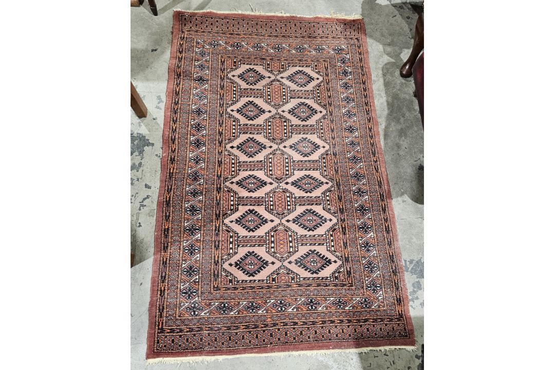 Eastern salmon ground rug with one row of five hexagonal medallions and two rows of six hooked - Image 2 of 2