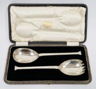 Cased George V silver salad serving set, Sheffield 1928, H Hunt, comprising a spoon and a fork of