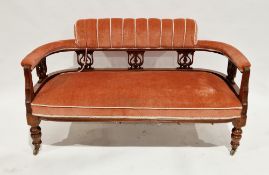 Victorian three-piece salon suite comprising a settee with curved back and pierced carved splats,