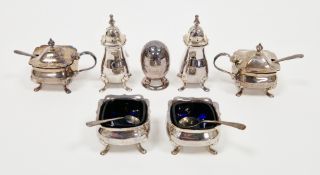 Pair of George V silver mustard pots and spoons with blue glass liners, Birmingham 1927, Adie