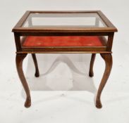 Early 20th century mahogany bijouterie table, the glazed hinged lid opening to a red baize lined