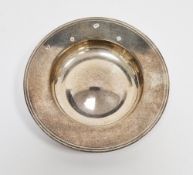 Elizabeth II small circular silver dish, hallmarked Sheffield, 1986, maker's marks for Carr's, 12.