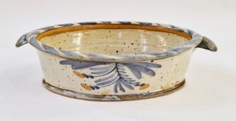 Andrew McGarva (b.1956) Studio pottery twin-handled dish decorated with a cat on speckled oatmeal
