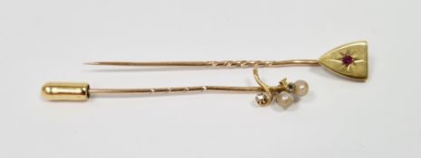 Late 19th / early 20th century stickpin, the 18ct yellow gold flower shaped finial set with a
