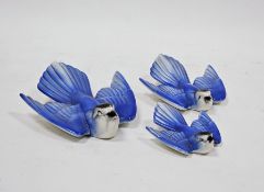 Graduated set of three Poole pottery models of blue birds, in sizes, enriched in blue and black,