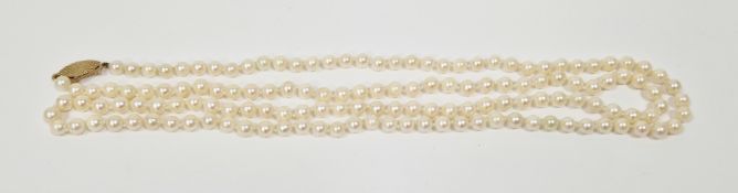Single strand cultured pearl necklace, rope length, comprising approximately 142 round pearls of