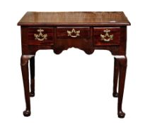 18th century-style mahogany lowboy, rectangular top with inset quadrant moulding to the edge,
