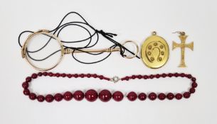 Yellow metal cross pendant with chased decoration, 3.8cm long, yellow metal oval photographic locket