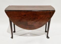 George III mahogany oval gateleg table on straight turned tapering legs with pad feet, 71cm high x