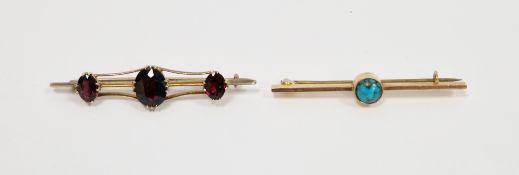 9ct yellow gold bar brooch set with a central round cabochon turquoise, 5.5cm long, approximate