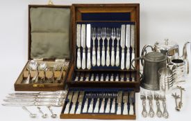 Late 19th/early 20th century oak cased canteen of twelve mother-of-pearl handled dessert knives