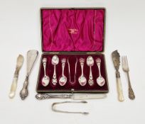 Edward VII cased six teaspoon and sugar tongs set, Sheffield 1902, Walker & Hall, with pierced and