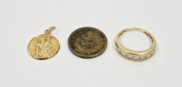 14ct yellow gold ring, channel set with seven clear and opaque square glass stones, size L