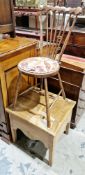 Arts & Crafts late 19th/early 20th century spindleback chair on turned tapered legs united by H-