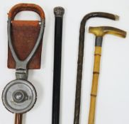 Late 19th/early 20th century ebonised walking stick with silver knop handle, 94cm long, a horn