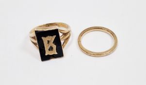 9ct yellow gold and black onyx signet ring, comprising a rectangular onyx (a/f) set with a gold