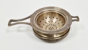 Silver tea strainer, Birmingham 1954, Saunders & Mackenzie, of circular form with pierced bowl,