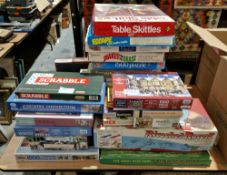 Large quantity of vintage modern games and jigsaws (26)