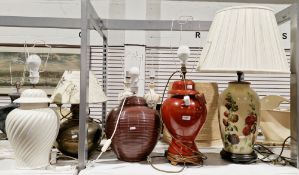 Five assorted table lamps including a red baluster vase example, a brass example, etc (5)