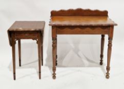 19th century-style drop-flap side table, the top with shaped thumbmoulded edge, over a single