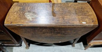 18th century oak gateleg table of oval form, on turned tapering legs with pad feet, 73cm high x