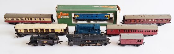 Quantity of loose 00 gauge railway to include Tri-ang 4-6-2 