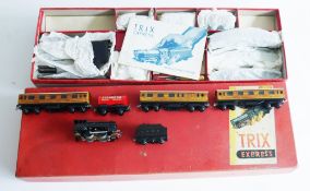 Trix Express OO box set containg loco, carriages, track, etc