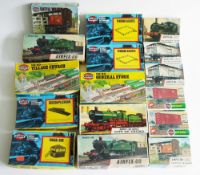 Quantity of Airfix HO/00 gauge model kits to include four 03611-3 Station platform, four 03613-9