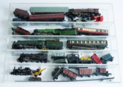 Quantity of mainly Hornby 00 gauge loose and boxed model railway to include 4-6-2 Golden Fleece