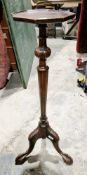 Early 20th century oak jardiniere stand in the George III manner, the octagonal top with raised