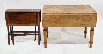 Early 20th century Art Nouveau-style mahogany and satinwood inlaid Sutherland table, having