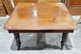 Large Victorian extending dining room table, the rectangular top with rounded corners and thumbmould