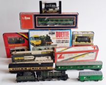 Hornby 00 gauge 4-6-0 Earl of Ducie locomotive with six wheel tender, together with a boxed Wren