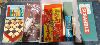Collection of vintage games including Deluxe Mastermind, boxed dominoes, draughts, Ludo, Unicorn