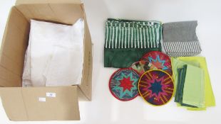 Quantity of assorted damask tablecloths and other table linen (1 box)