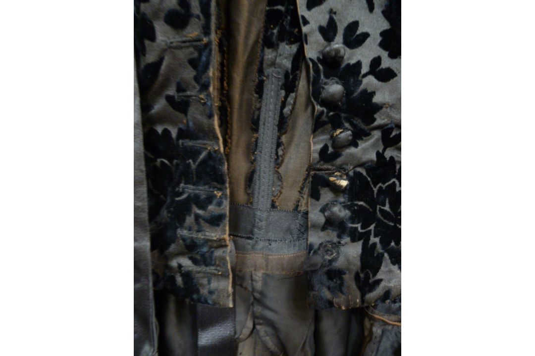 A black Victorian probably mourning dress, with cut velvet detail to the inner bodice, appliqued - Image 8 of 15