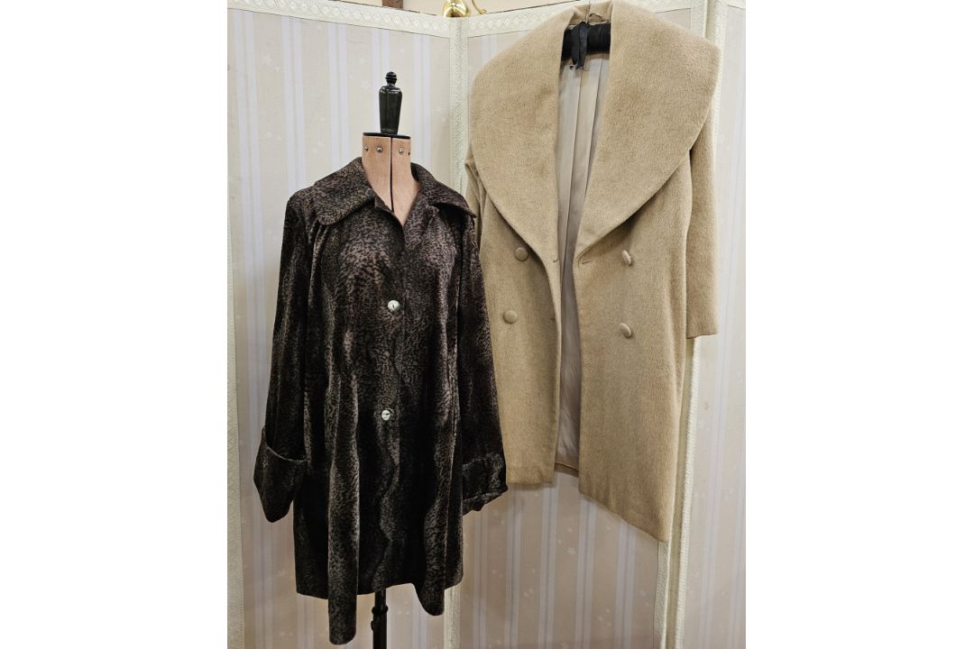 Vintage crepe coat labelled Carling with faux-leopardskin collar and cuffs, a Leana lady's coat - Image 3 of 7